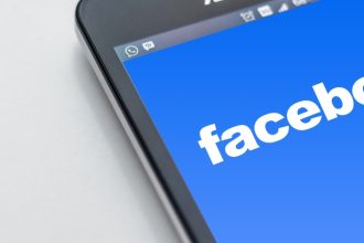 facebook keeps turning dark mode off